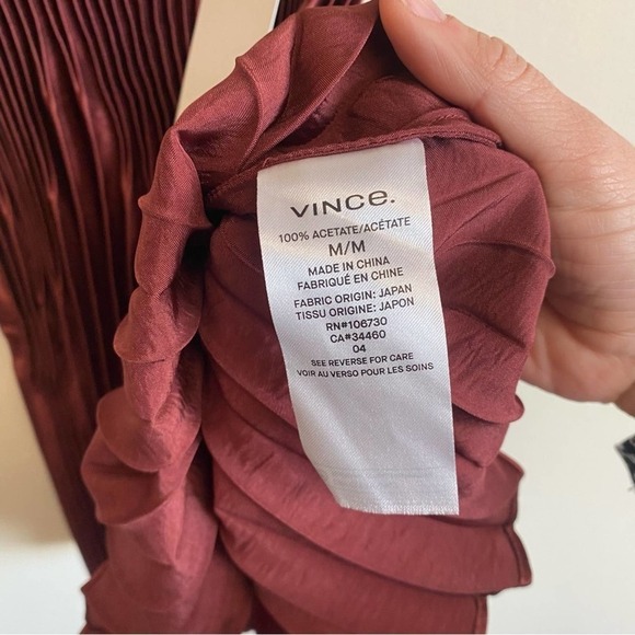 NWT Vince Chevron Pleated Accordion Tank in Anise Burgundy Size M MSRP 265 - Picture 5 of 8